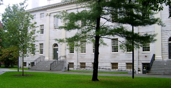 Boston Harvard University Hall (www.free-city-guides.com)