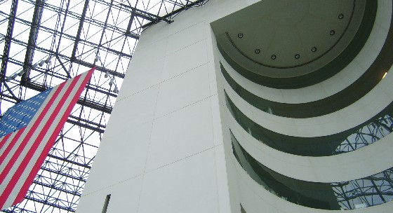 Boston Kennedy Museum flag and levels (www.free-city-guides.com) Boston Kennedy Museum flag and levels (www.free-city-guides.com)