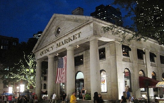 Boston Quincy Market night (www.free-city-guides.com)