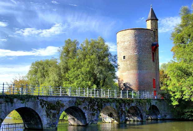 Bruges Gunpowder tower love lake