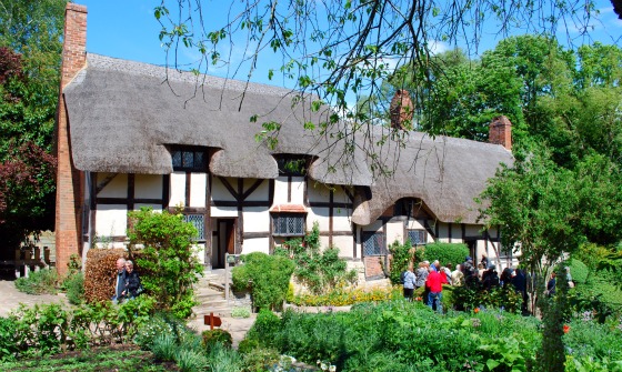 Stratford Anne Hathaways Cottage wide (www.free-city-guides.com)