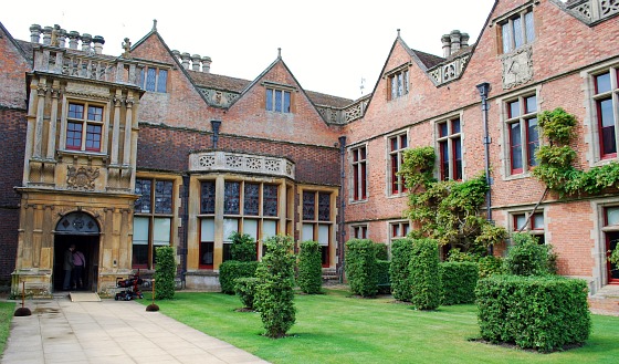 Stratford Charlecote Park front (www.free-city-guides.com)