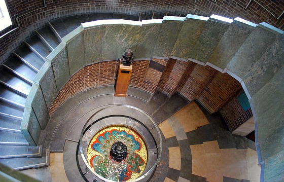 Stratford RSC Theatre Tour Spiral Stairway (www.free-city-guides.com)