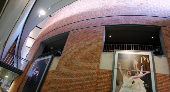 Stratford RSC theatre lobby (www.free-city-guides.com)