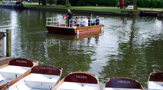 Stratford River Avon Ferry half way (www.free-city-guides.com) Stratford River Avon Ferry half way (www.free-city-guides.com)