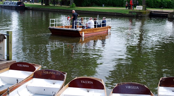 Stratford River Avon Ferry half way (www.free-city-guides.com)