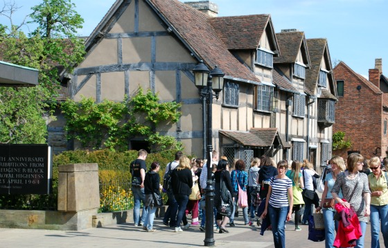 Stratford Shakespeares Birthplace crowds (www.free-city-guides.com)