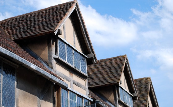 Stratford Shakespeares birthplace roof line (www.free-city-guides.com)