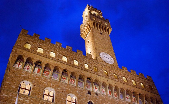 Florence Palazzo Vecchio at night (www.free-city-guides.com)