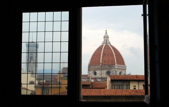 Florence Palazzo Vecchio window (www.free-city-guides.com)