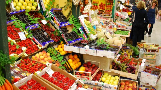 Florence Indoor Food Market fruit and staff (www.free-city-guides.com)