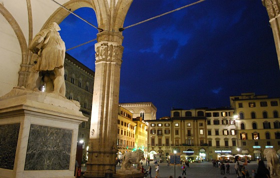 Florence Piazza della Signoria at night (www.free-city-guides.com)