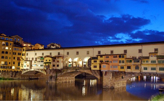 Florence Ponte Vecchio at night (www.free-city-guides.com)