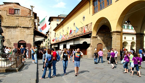 Florence Ponte Vecchio looking north (www.free-city-guides.com)