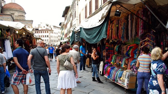 Florence San Lorenzo market wide (www.free-city-guides.com)