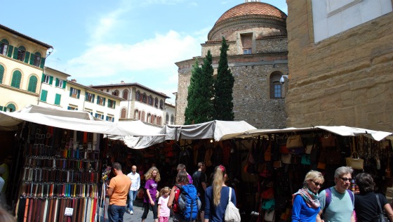 Florence San Lorenzo market with basilica (www.free-city-guides.com)