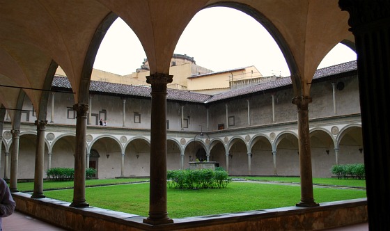 Florence Santa Croce courtyard (www.free-city-guides.com)