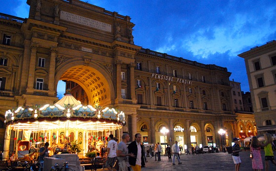 Florence Piazza della Republica Carousel (www.free-city-guides.com)