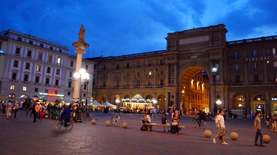 Florence Piazza della Repubblica wide (www.free-city-guides.com)