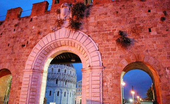 Pisa Ancient Wall at night (www.free-city-guides.com)
