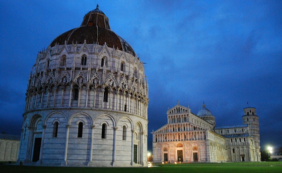 Pisa Baptistry at night (www.free-city-guides.com)