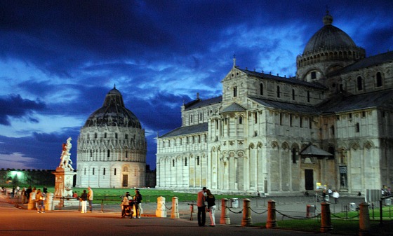 Pisa Duomo and Baptistry at night (www.free-city-guides.com)