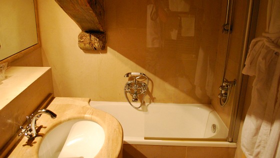 Pisa Hotel Relais dell'Orologio Bathroom (www.free-city-guides.com)