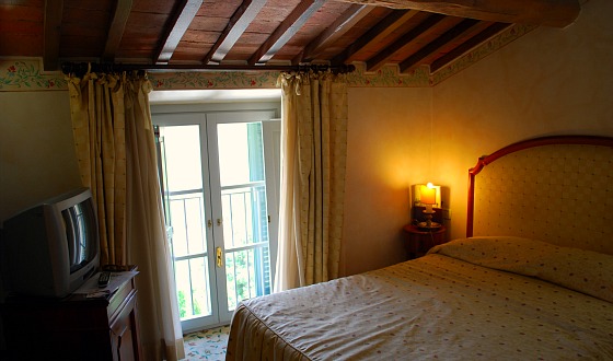 Pisa Hotel Relais dell'Orologio bedroom (www.free-city-guides.com)