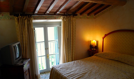 Pisa Hotel Relais dell'Orologio bedroom (www.free-city-guides.com) Pisa Hotel Relais dell'Orologio bedroom (www.free-city-guides.com)