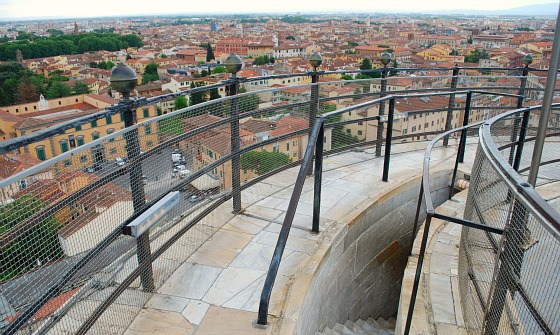 Pisa Leaning Tower top (www.free-city-guides.com)