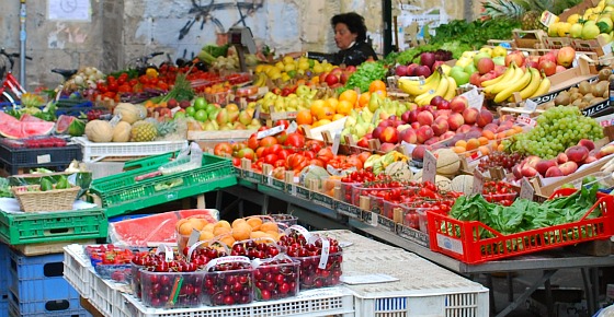 Pisa Market stall and stallholder (www.free-city-guides.com)