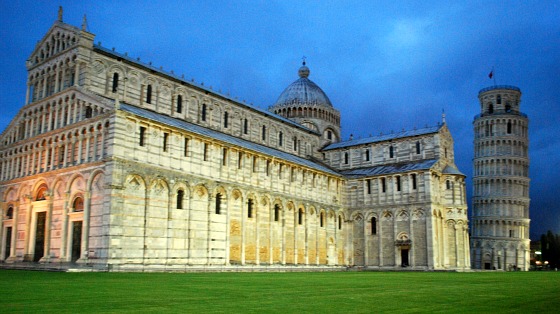 Pisa Piazza dei Miracoli at dusk (www.free-city-guides.com)