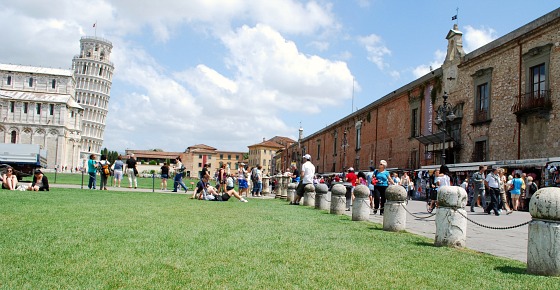 Pisa Piazza dei Miracoli shops (www.free-city-guides.com)