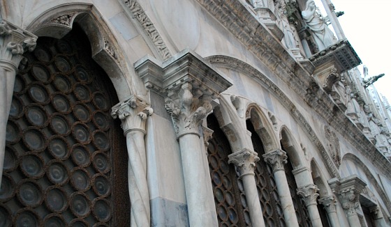 Pisa Santa Maria Della Spina windows (www.free-city-guides.com)