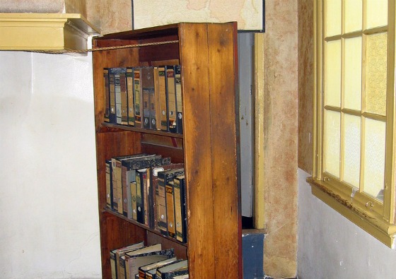 Amsterdam Anne Frank Huis Bookcase