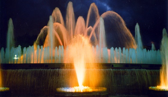 Barcelona Magic Fountain Performing 2 (www.free-city-guides.com)