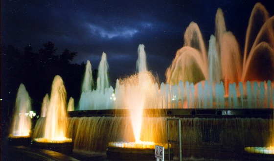 Barcelona Magic Fountain performing (www.free-city-guides.com)