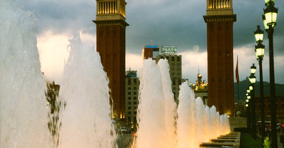 Barcelona Magic Fountain walkway (www.free-city-guides.com)