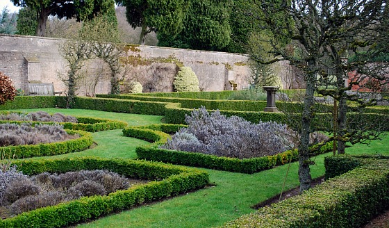 Nottingham Newstead Abbey formal garden (www.free-city-guides.com)