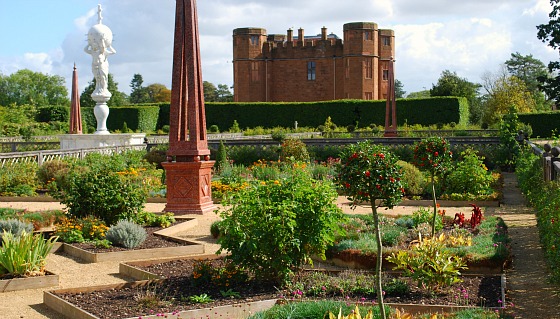 Stratford Kenilworth Castle formal garden (www.free-city-guides.com)