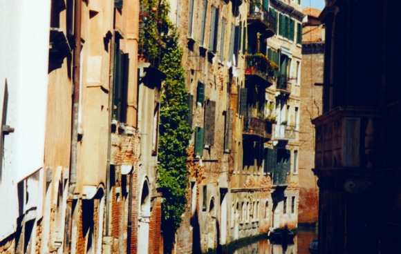 Venice canal in shadow (www.free-city-guides.com)