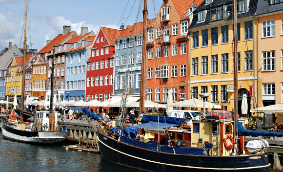 Copenhagen Nyhavn with boats (www.free-city-guides.com)