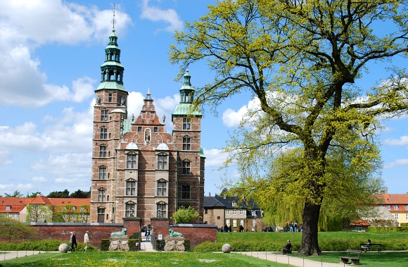 Copenhagen Rosenborg Castle from park (www.free-city-guides.com)