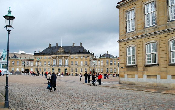 Copenhagen Amalienborg Palace cobbles (www.free-city-guides.com)