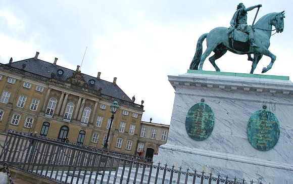 Copenhagen Amalienborg statue close (www.free-city-guides.com)