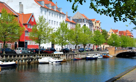 Copenhagen Christianshavn canal with trees (www.free-city-guides.com)