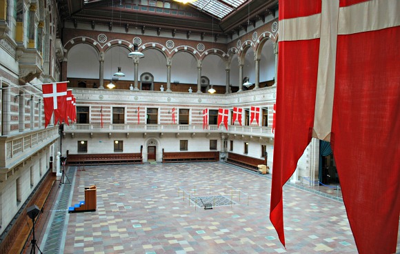 Copenhagen City Hall flags (www.free-city-guides.com)