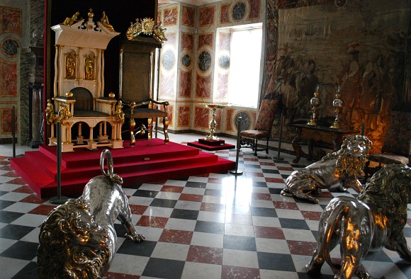 Copenhagen Rosenborg Castle long hall (www.free-city-guides.com)