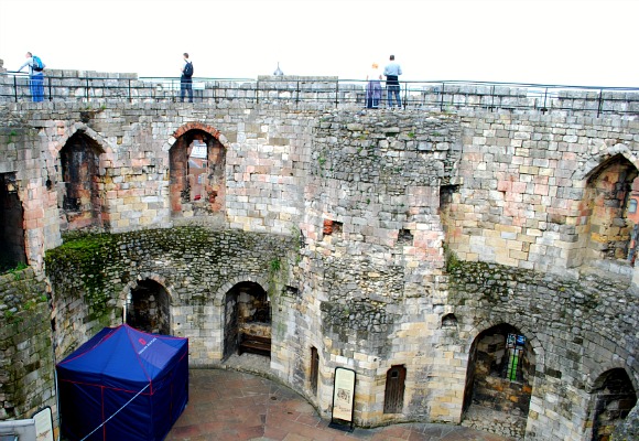 York Cliffords Tower inside (www.free-city-guides.com)