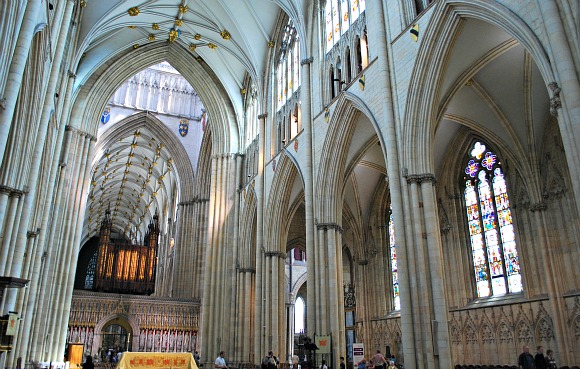 York Minster interior (www.free-city-guides.com)